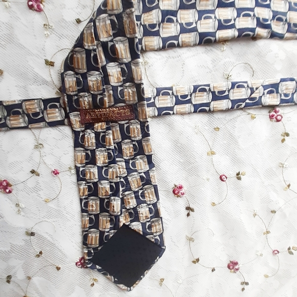 Museum Artifacts Neck Tie All Silk Beer Pint Glass - Picture 6 of 8